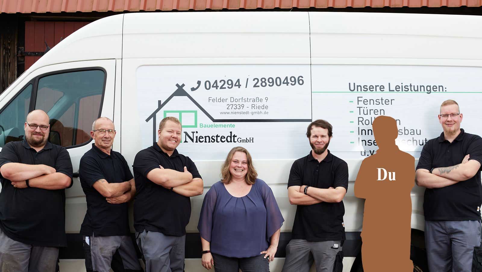 Das Team von Nienstedt Bauelemente steht vor einem Firmenfahrzeug